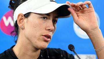 Garbi&ntilde;e Muguruza atiende a los medios en la rueda de prensa posterior al partido ante la serbia Aleksandra Krunic en el torneo de Brisbane, en el que la tenista hispano-venezolana se retir&oacute; a causa de unos calambres.