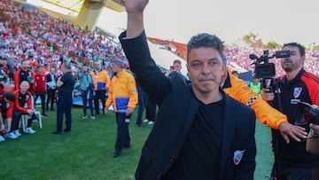 AME2993. MENDOZA (ARGENTINA), 13/11/2022.- El entrenador de River Plate, Marcelo Gallardo, se despide de la afición hoy, antes de un partido amistoso entre River Plate y el Betis en el estadio Malvinas Argentinas en Mendoza (Argentina). Tras ocho años y medio, y la obtención de 14 títulos, Marcelo Gallardo dice adiós al River este domingo en un amistoso ante el Betis español. EFE/ Nicolas Ríos
