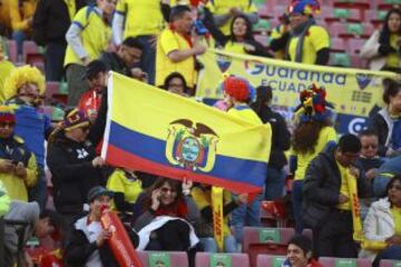 Hinchas ecuatorianos en las tribunas del Estadio Nacional