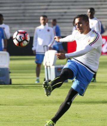 En imágenes: James entrena con normalidad en el Rose Bowl