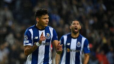 FC Porto's Brazilian forward #30 Evanilson Barbosa celebrates scoring his team's first goal during the UEFA Champions League group H football match between FC Porto and Antwerp FC at the Dragao stadium in Porto on November 7, 2023. (Photo by MIGUEL RIOPA / AFP)