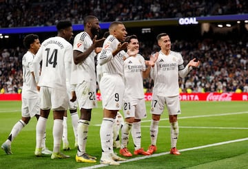 Brahim Díaz celebra con sus compañeros del Real Madrid el 4-1 al Sevilla. 