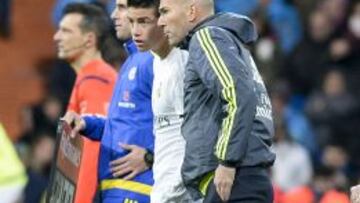 Zidane da instrucciones a James antes de un partido.