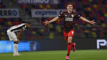 SANTIAGO DEL ESTERO, ARGENTINA - SEPTEMBER 25: Juli&aacute;n Alvarez of River Plate celebrates after scoring the second goal of his team during a match between Central C&oacute;rdoba and River Plate as part of Torneo Liga Profesional 2021 at the Estadio U