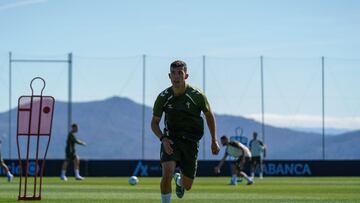 Carlos Domínguez, central del Celta, durante un entrenamiento de pretemporada en Afouteza.