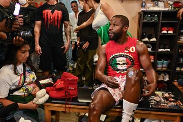 El boxeador estadounidense Floyd Mayweather rodeado de una gran expectación durante su entrenamiento en Tokyo, Japón, para preparar el combate de exhibición planeado contra el artista marcial mixto japonés Mikuru Asakura el próximo 25 de septiembre. 