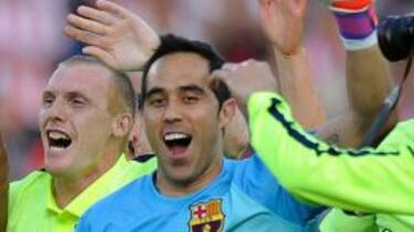 Claudio Bravo celebra con sus compañeros.