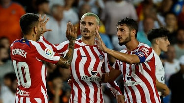 VALENCIA, 29/08/2022.- Los jugadores del Atlético de Madrid Koke Resurrección (d), Antoine Griezmann (c) y Ángel Correa celebran la victoria tras el partido de la tercera jornada de Liga en Primera División que Valencia CF y Atlético de Madrid disputaron hoy lunes en el estadio de Mestalla. EFE/Biel Aliño