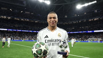 Kylian Mbappé con el balón de su hat trick y el trofeo MVP del partido tras finalizar el encuentro.