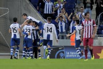 Espanyol-Atlético de Madrid.1-0. Los jugadores pericos celebran el tanto que los adelanta en el marcador.