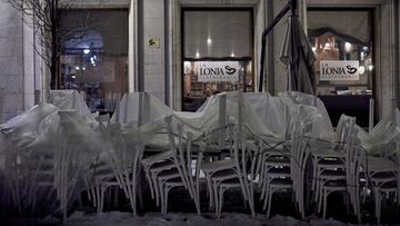 La terraza de un restaurante ya recogida en la &uacute;ltima noche del cierre de bares y restaurantes a las 23 horas, en Madrid (Espa&ntilde;a), a 17 de enero de 2021. La Comunidad de Madrid ampli&oacute; las restricciones el pasado viernes, 15 de enero t
