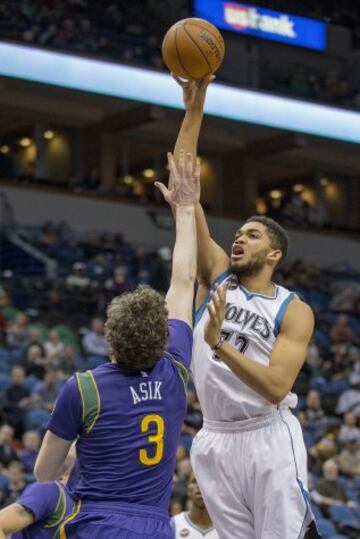 Karl-Anthony Towns lanza ante Omer Asik.