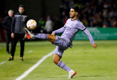 Marco Asensio intenta controlar el balón junto a la línea de banda.