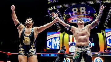 TJP (izq) y Jeff Cobb (der) festejan su triunfo en la Arena M&eacute;xico