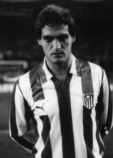 Se forjó en la cantera de Lezama, pero no sería hasta octubre de 1983 cuando debuta en Primera División con el Athletic de Bilbao, a final de la temporada 83/84 ficha por el Racing de Santander. En 1986 ficha por el Atlético de Madrid donde no tuvo muchas oportunidades.