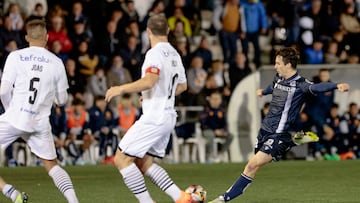 REQUENA, 01/11/2023.- Los jugadores del Club Deportivo Buñol, Joao (i) y Gonza (c), tratan de tapar un lanzamiento de Jon Magunazelaia (d) de la Real Sociedad, durante el partido correspondiente a la Copa del Rey jugado en el estadio Tomás Berlanga de Requena, (Valencia) .EFE/ Ana Escobar