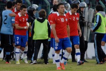 Chile se colocó en ventaja gracias a tantos de Angelo Henríquez (2') y Carlos Muñoz (10'). Sin embargo, Uruguay reaccionó rápidamente y dio vuelta el marcador, gracias a la notable actuación de Luis Suárez, que anotó en los 31',35' y 47'; mientras que Edinson Cavani se matriculó con doblete (39' y 71'). Abel Hernández puso el sexto (84'); y Sebastián Ubilla cerró la cuenta con los últimos descuentos nacionales (80' y 90').