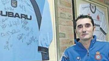 <b>UNA PRUEBA SERIA. </b>Ernesto Valverde posó para AS con una camiseta del equipo local, que en 2006 estuvo alojado en el mismo hotel de concentración. Les tiene respeto.