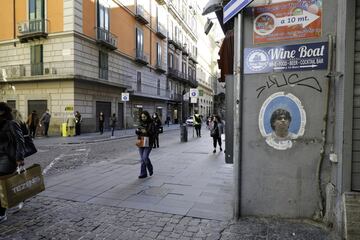 the Neapolitans continue to remember Maradona in many parts of the city  01/12/2020 Naples, Italy *** Local Caption *** .