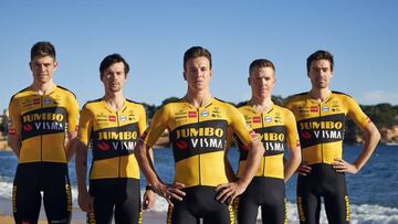 La formación de estrellas del Jumbo-Visma con su nuevo maillot.