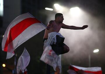 Los aficionados de River celebran el triunfo de su equipo en la Final de la Copa Libertadores ante Boca en la Plaza del Obelisco.