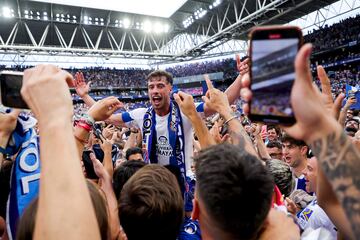 Jugadores y aficionados pericos celebran el ascenso a Primera División. En la imagen Javi Puado, autor de los dos tantos.