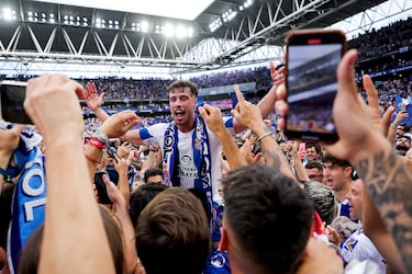 Jugadores y aficionados pericos celebran el ascenso a Primera División. En la imagen Javi Puado, autor de los dos tantos.