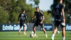 Gonçalo Paciencia conduce el balón durante un entrenamiento del Celta.