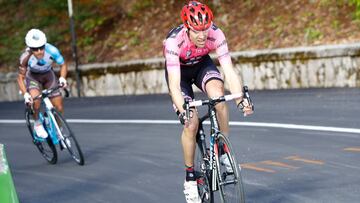 Tom Dumoulin luce la maglia rosa del Giro de Italia por delante de Domenico Pozzovivo en la fuga de la sexta etapa de la edici&oacute;n de 2016 entre Ponte y Roccaraso.