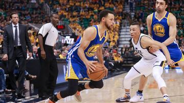May 8, 2017; Salt Lake City, UT, USA; Golden State Warriors guard Stephen Curry (30) controls the ball against Utah Jazz guard Dante Exum (11) during the third quarter in game four of the second round of the 2017 NBA Playoffs at Vivint Smart Home Arena. Mandatory Credit: Chris Nicoll-USA TODAY Sports