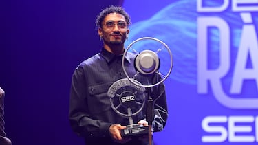 Raphinha, elegido Mejor Deportista del Año, posa con su galardón durante La Nit de la Ràdio en el Teatro Tívoli.