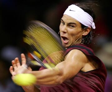 Rafael Nadal golpea la bola en la final de la Copa Davis de 2004 frente a Andy Roddick. 