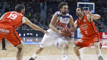 Sergio Llull, entre San Emeterio y Rafa Martínez.