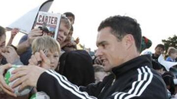 <b>LA ESTRELLA DEL RUGBY NEOZELANDÉS. </b>Dan Carter, en la imagen firmando autógrafos, cayó fulminado al notar un chasquido en el tendón a la altura de la ingle.
