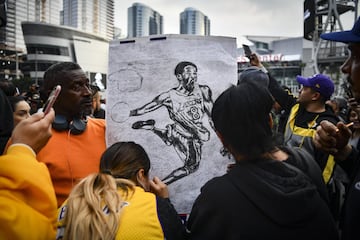 Seguidores de los Los Angeles Lakers y del mundo del baloncesto en general se han reunido en los alrededores del Staples para dar el último adiós a Kobe.