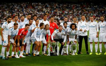 El equipo posando con los trofeos de la Supercopa de España, Supercopa de Europa y Liga.