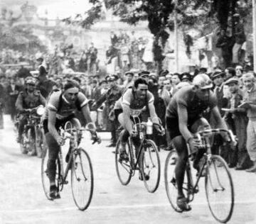 Gustave Deloor ganó las dos primera ediciones de la Vuelta a España, en  1935 y 1936.

