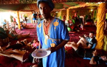 Los participantes descansan en el campamento después del final de la Etapa 3 de la 13ª edición de Titan Desert 2018 entre Alnif y Rissani, en el centro de Marruecos