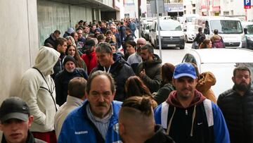 Las largas colas durante el día de ayer en las taquillas del Ramón de Carranza.
