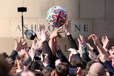Los jugadores de los equipos Up'ards y Down'ards compiten por el balón durante el partido anual de fútbol 'Royal Shrovetide'. 