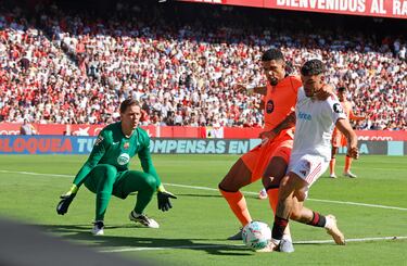 El penalti de Araújo fotograma a fotograma - AS.com