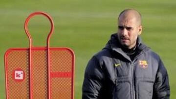 <b>PENSATIVO. </b>Guardiola no se fía del Espanyol , el rival mañana fuera en la Liga.