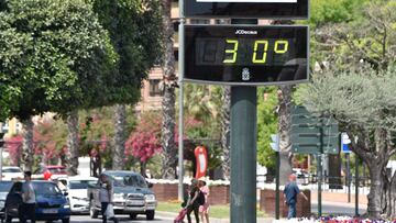 Un cartel señala 30ºC de temperatura, a 27 de abril de 2023, en Murcia, Región de Murcia (España). Las lluvias han dejado en la Región de Murcia ocho veces menos cantidad que hace un año. La Aemet ha registrado, durante el primer trimestre de 2023, unas precipitaciones que apenas superan los 20 litros por metro cuadrado de media en la Comunidad. El mismo período del año pasado se registraron más de 150 litros, lo que supone una caída de las precipitaciones de un 87%. Los días de verano en las principales ciudades españolas, entre ellas Murcia, han pasado de 90 a 145 en los últimos 50 años, según un estudio de la Universidad Politécnica de Cataluña (UPC), que constata que las olas de calor diurnas se han multiplicado casi por siete y las nocturnas casi por once en las últimas décadas.
28 ABRIL 2023;CALOR;OLA DE CALOR;PRECIPITACIONES;LLUVIAS;VERANO;MULTIPLICADAS
DIMA / Europa Press
28/04/2023