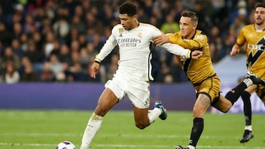 Bellingham intenta irse de Trejo en una acción del Real Madrid-Rayo Vallecano de LaLiga EA Sports.