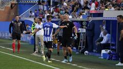 Rioja celebra su gol con el banquillo