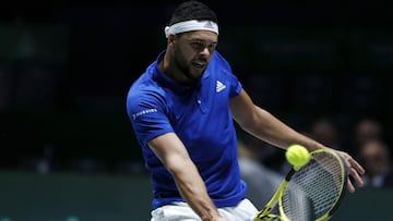 El tenista franc&eacute;s Jo-Wilfried Tsonga devuelve una bola durante un partido en las finales de Copa Davis de 2019.