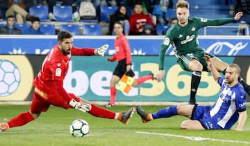 Loren Moron, jugador del Betis, anota un gol frente al Alavés en LaLiga Santander.