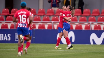Eva Navarro besa a Medina tras la jugada por banda izquierda del Atlético para el 1-0 de Ajibade.