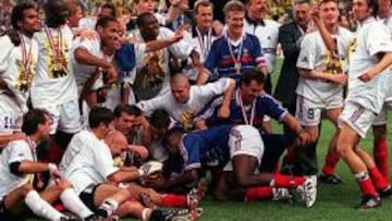 <b>CAMPEONES EN 1998. </b>La imagen cumple hoy 10 años: Thuram, Karembeu, Desailly, Deschamps, Henry y Zidane (a la izquierda, Petit le acaricia la cabeza)... Francia posa con la Copa del Mundo.