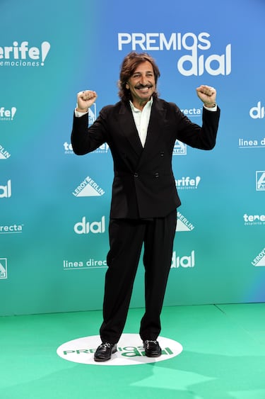 Antonio Carmona, posando en la alfombra verde en una noche llena de música.
